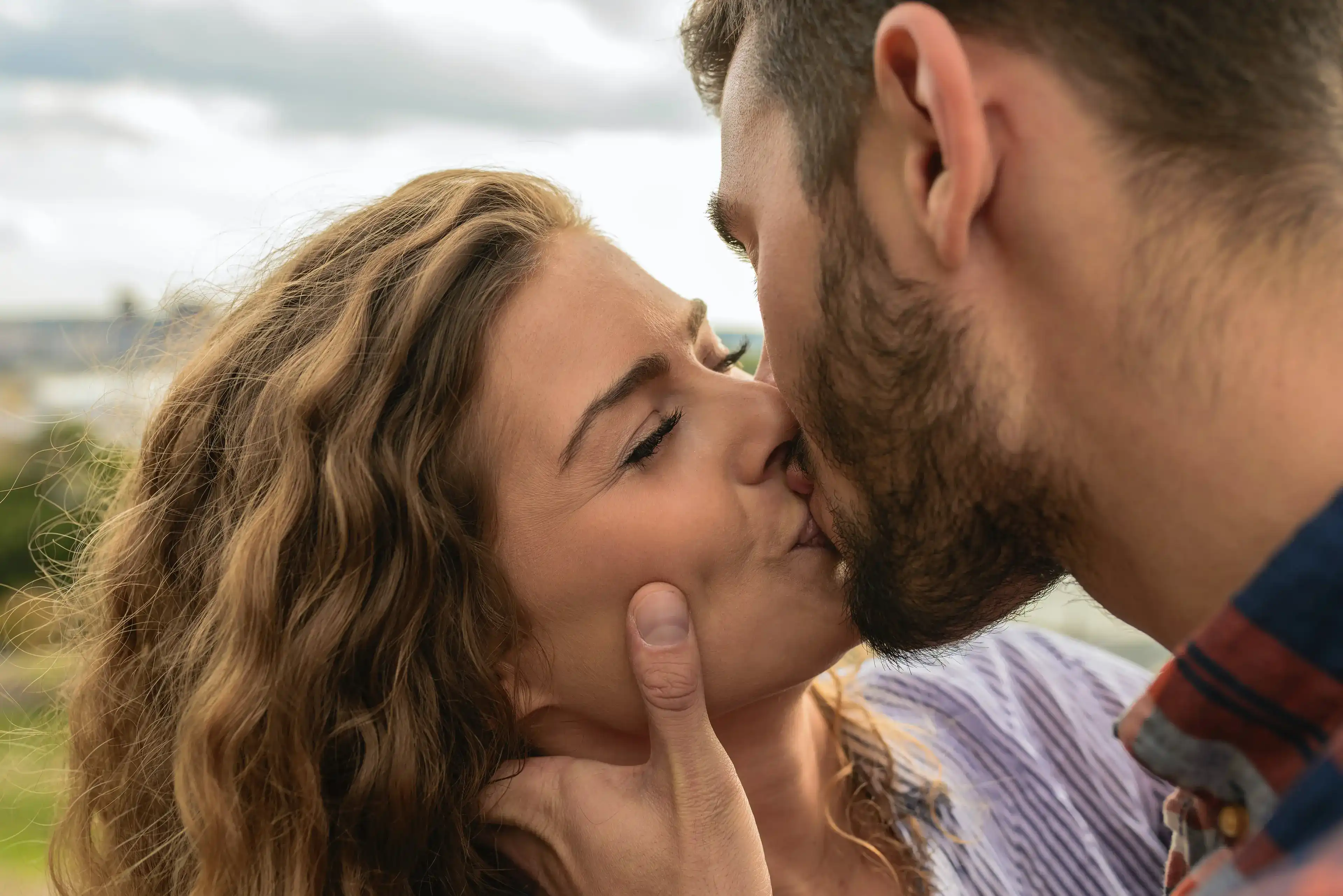 When Should the First Kiss Happen? Should You Kiss on a First Date?